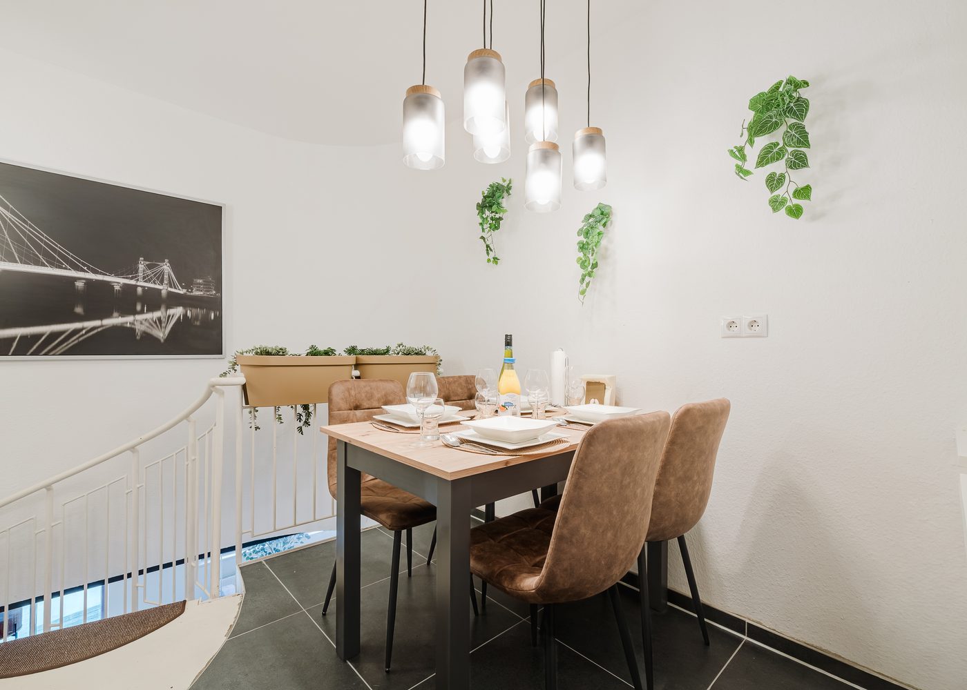 Essbereich der Kirchenblick-Maisonette mit Esstisch für vier Personen und Treppe