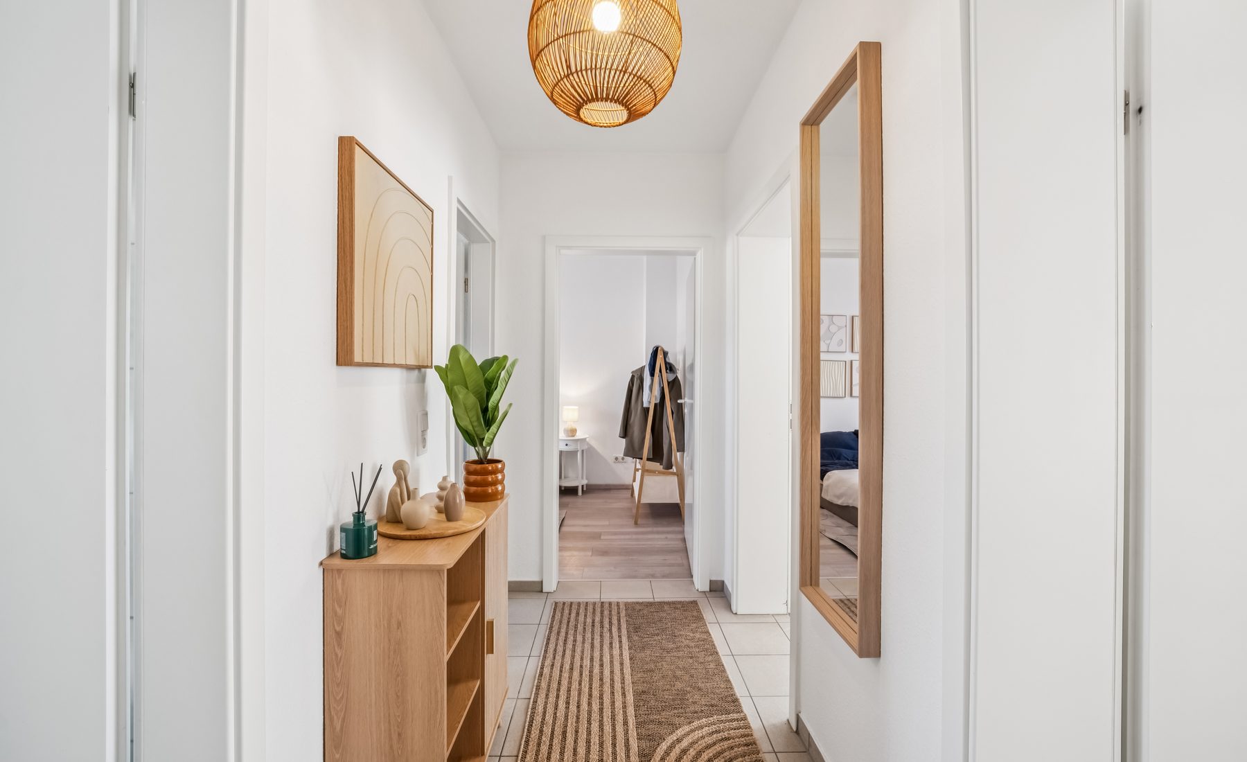 Flur mit Pendelleuchte im Luana Design Apartment