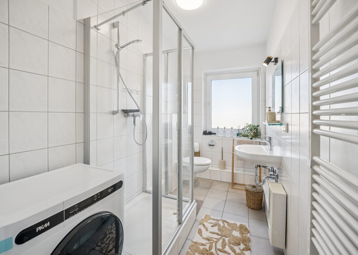 Łazienka Luana Design Apartment w Braunschweigu z prysznicem, umywalką i pralko-suszarką