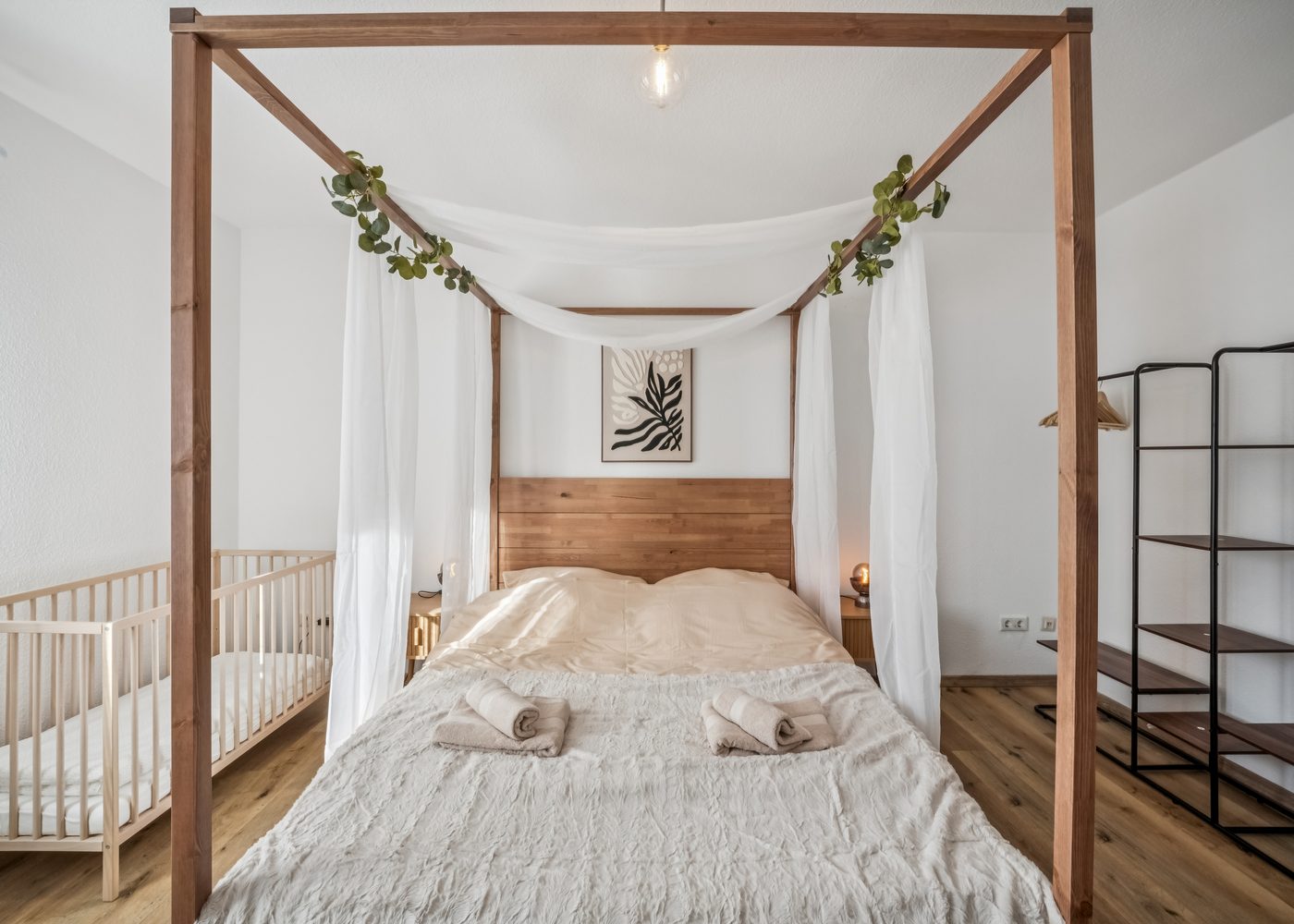 Sypialnia Luana Design Apartment w Braunschweigu z łóżkiem z baldachimem