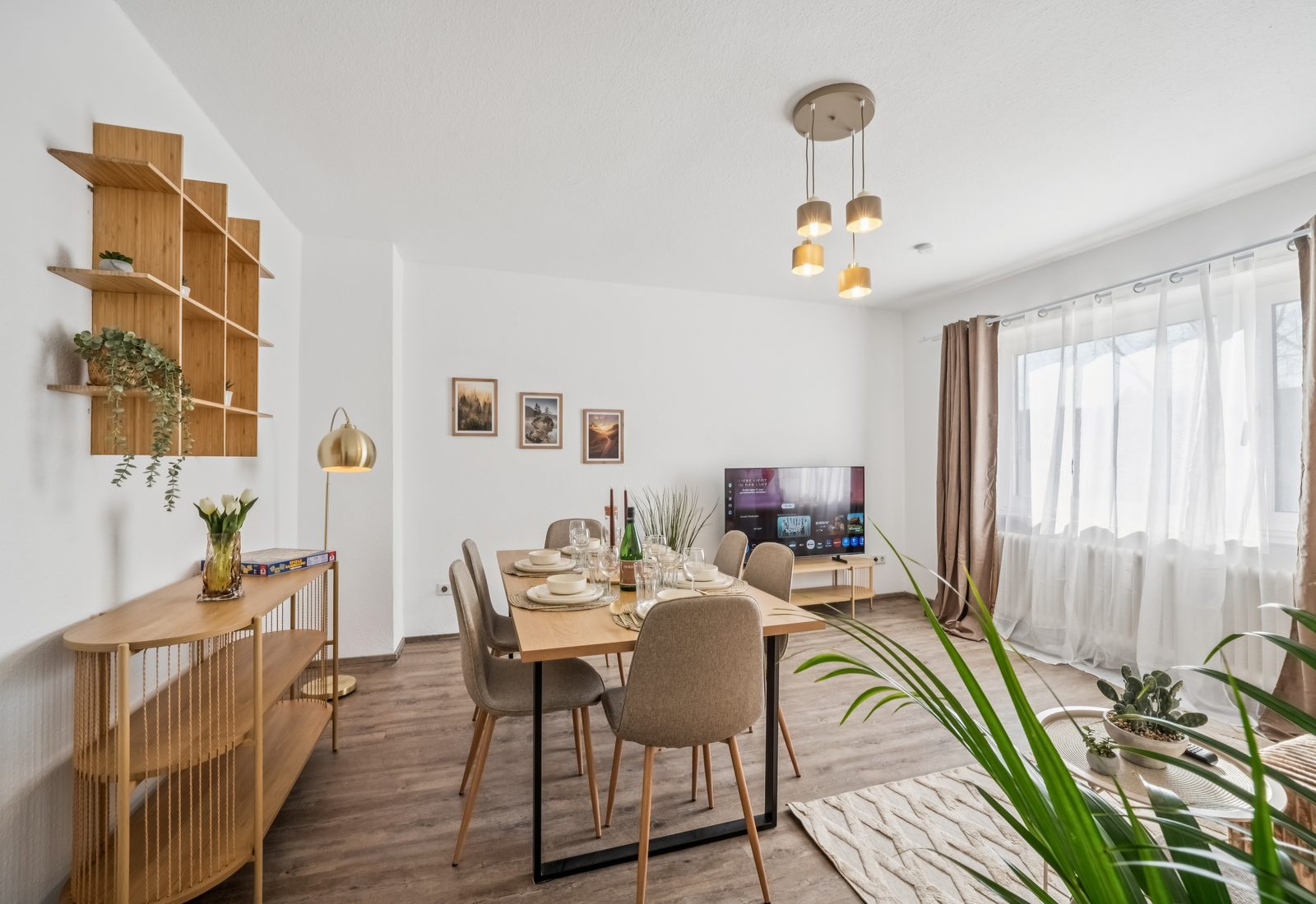 Wohn- und Essbereich des Luana Design Apartments mit Pflanzen und Esstisch