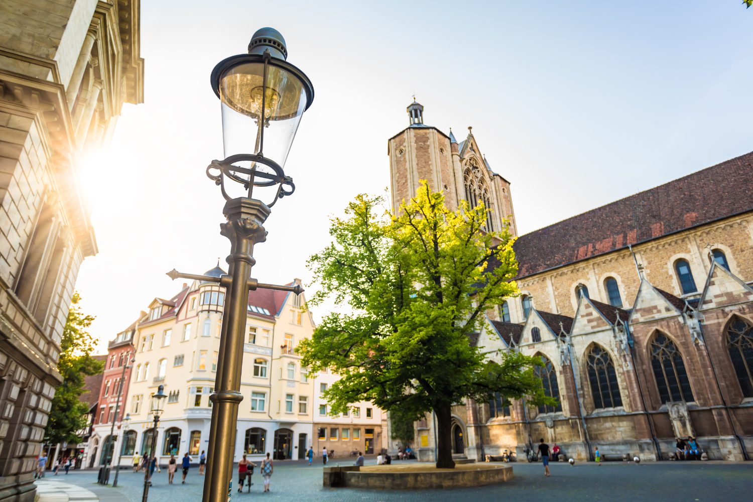 Altstadt von Braunschweig mit Dom und historischer Laterne