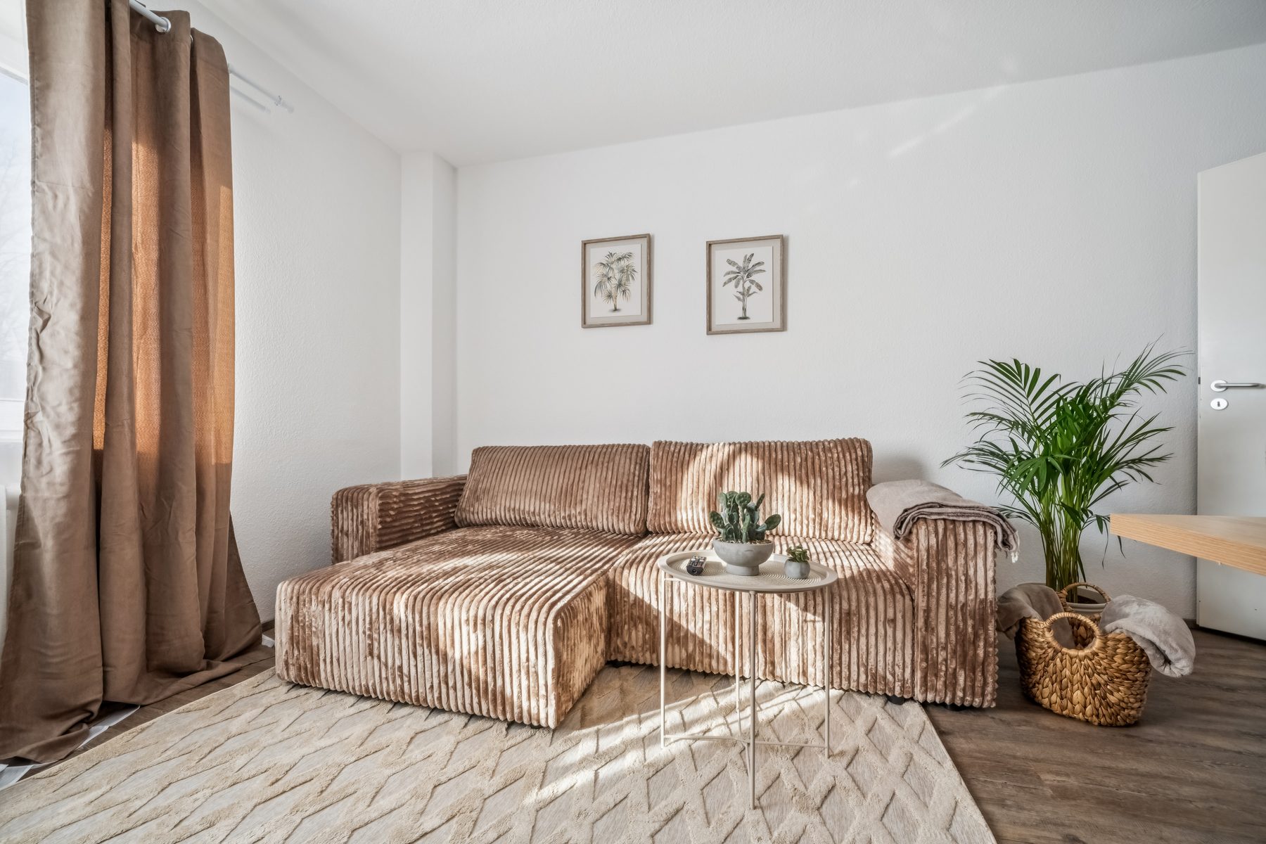 Sofa mit Kissen und Decke im Luana Design Apartment